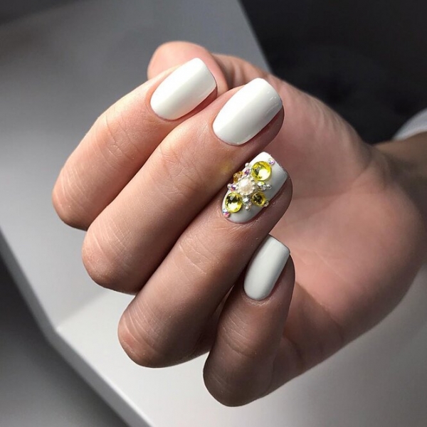 25 идей маникюра с белым лаком, которые понравятся мужчинам