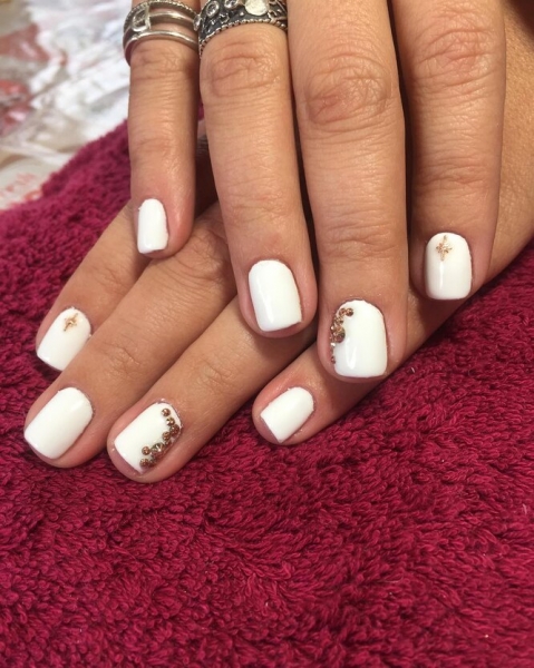 25 идей маникюра с белым лаком, которые понравятся мужчинам