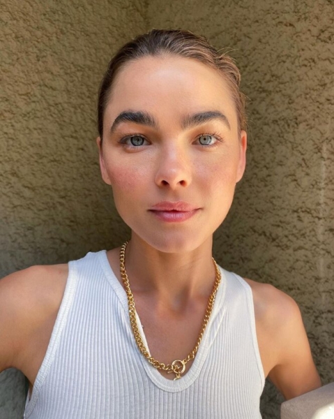 А еще шире можно? 7 звезд с бровями на пол-лица, которые стали их изюминкой