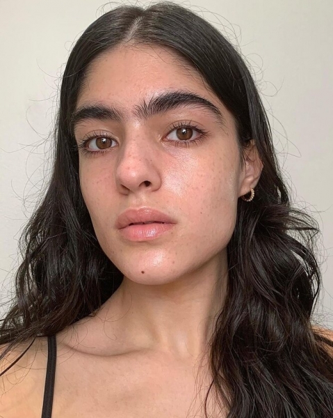 А еще шире можно? 7 звезд с бровями на пол-лица, которые стали их изюминкой