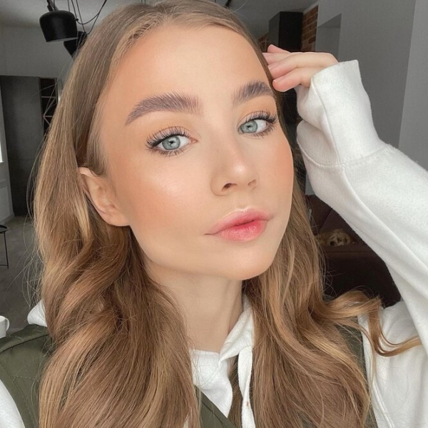 А еще шире можно? 7 звезд с бровями на пол-лица, которые стали их изюминкой