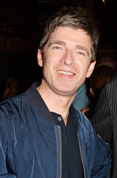 Белее белого: звезды, которые решили проблему желтых зубов с помощью виниров