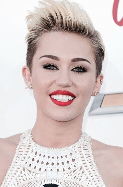 Белее белого: звезды, которые решили проблему желтых зубов с помощью виниров