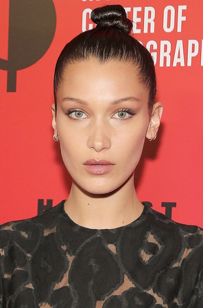 Черный список: пучки, хвосты, локоны и другие укладки, которые портят волосы