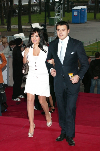 Эмин Агаларов провел отпуск с обеими женами