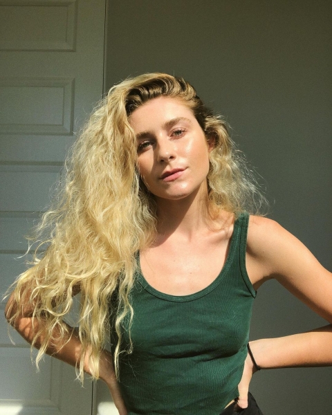 Еще одна из рода Олсен: как выглядит и чем занимается неизвестная сестра близняшек (и это не Элизабет)