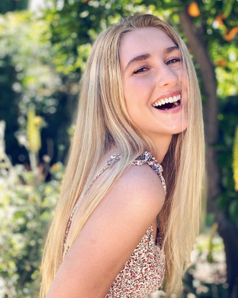 Еще одна из рода Олсен: как выглядит и чем занимается неизвестная сестра близняшек (и это не Элизабет)