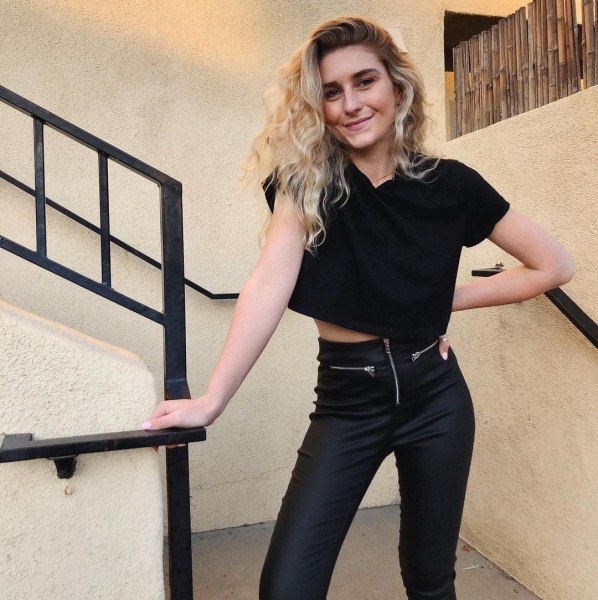 Еще одна из рода Олсен: как выглядит и чем занимается неизвестная сестра близняшек (и это не Элизабет)