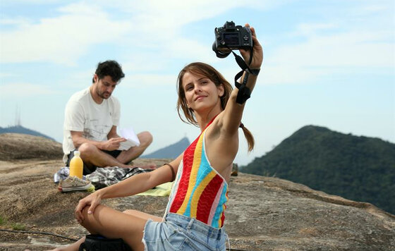 «Фронтальная камера искажает черты лица»: визажист показала, как правильно делать селфи