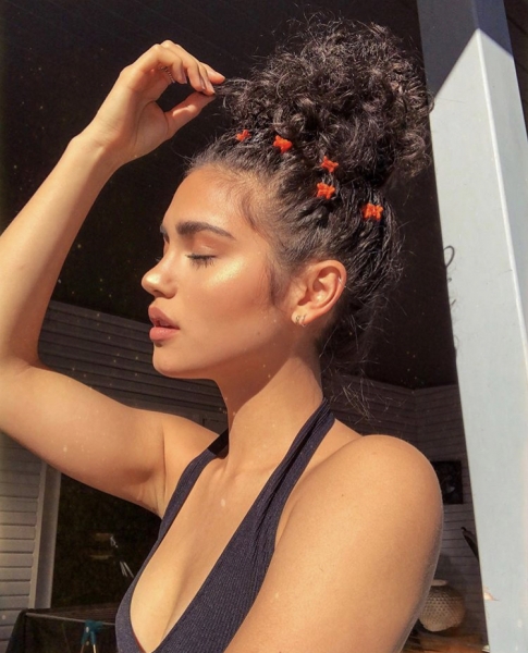 Хвосты, косички и пучки: топ причесок на карантин