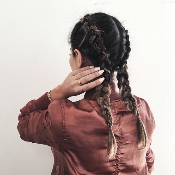Хвосты, косички и пучки: топ причесок на карантин