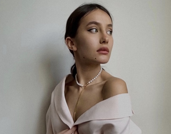 I AM Studio сняли лукбук по FaceTime: легкие платья, стильный жакет и объемный кардиган 