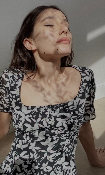 I AM Studio сняли лукбук по FaceTime: легкие платья, стильный жакет и объемный кардиган 