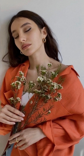 I AM Studio сняли лукбук по FaceTime: легкие платья, стильный жакет и объемный кардиган 