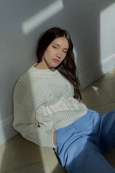 I AM Studio сняли лукбук по FaceTime: легкие платья, стильный жакет и объемный кардиган 