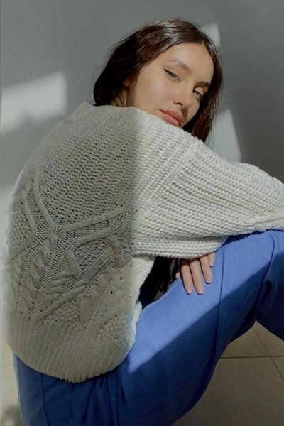 I AM Studio сняли лукбук по FaceTime: легкие платья, стильный жакет и объемный кардиган 