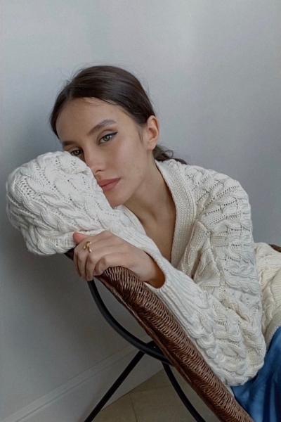 I AM Studio сняли лукбук по FaceTime: легкие платья, стильный жакет и объемный кардиган 