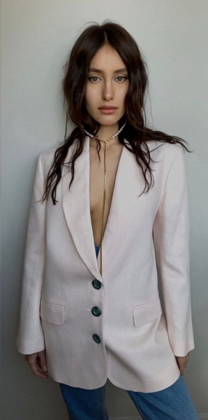 I AM Studio сняли лукбук по FaceTime: легкие платья, стильный жакет и объемный кардиган 