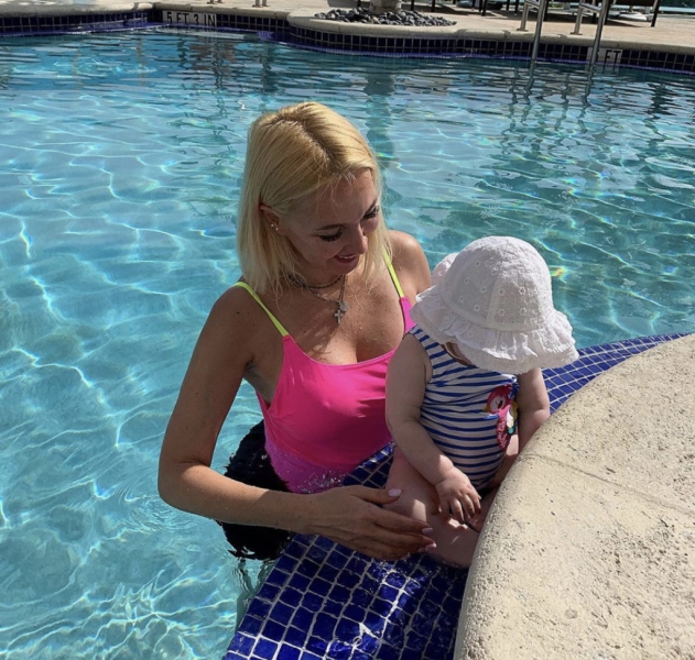 &laquo;Я беременела много раз&raquo;: Лера Кудрявцева об отношениях с Игорем Макаровым и ЭКО в прямом эфире Тины Канделаки 