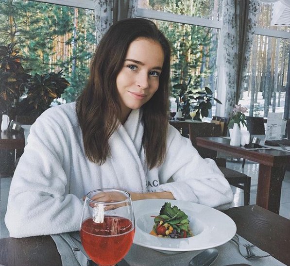 «Я сама разберусь, что мне делать»: участница «Холостяка» Полина Гренц ответила на критику по поводу веса