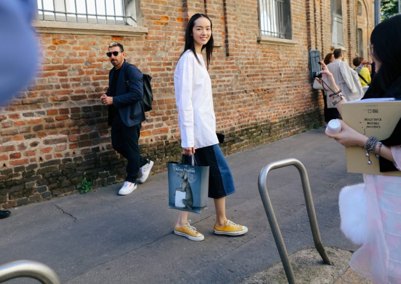 Как и с чем носить джинсовые юбки? Лучшие фото на PEOPLETALK 