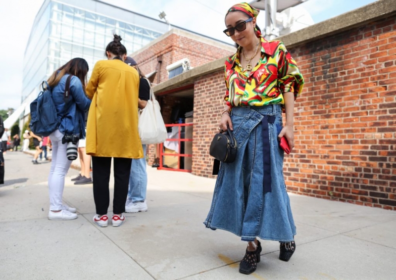 Как и с чем носить джинсовые юбки? Лучшие фото на PEOPLETALK 