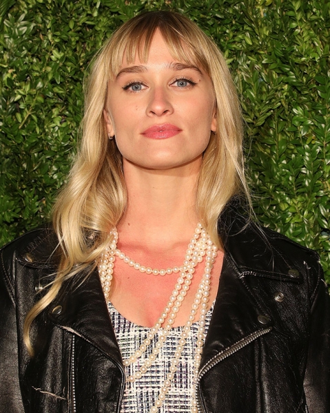 Как красиво подстричь челку самой себе: советы блогеров и стилистов