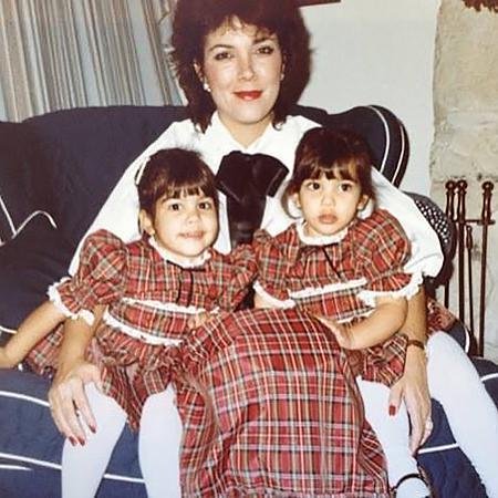 Ким Кардашьян показала семейные фото в честь дня рождения дяди: собрали топ-20 архивных снимков звезды