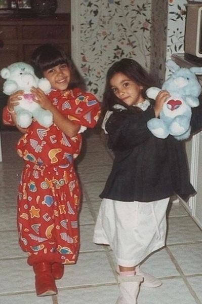 Ким Кардашьян показала семейные фото в честь дня рождения дяди: собрали топ-20 архивных снимков звезды