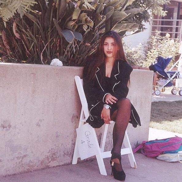 Ким Кардашьян показала семейные фото в честь дня рождения дяди: собрали топ-20 архивных снимков звезды