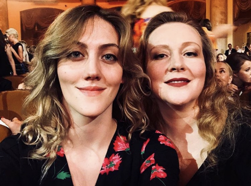 «Мама, там Квентин Тарантино с тобой познакомиться хочет»: Юлия и Полина Ауг о поцелуе с Тарантино, самой большой ссоре и прозвище «Императрица» в прямом эфире PEOPLETALK