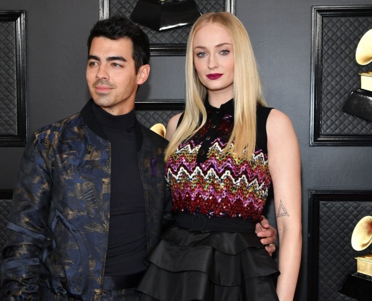 На фоне слухов о беременности Софи Тернер: российский двойник актрисы заменит ее на съемках