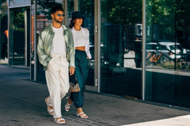 На примере звезд стритстайла: как носить мюли