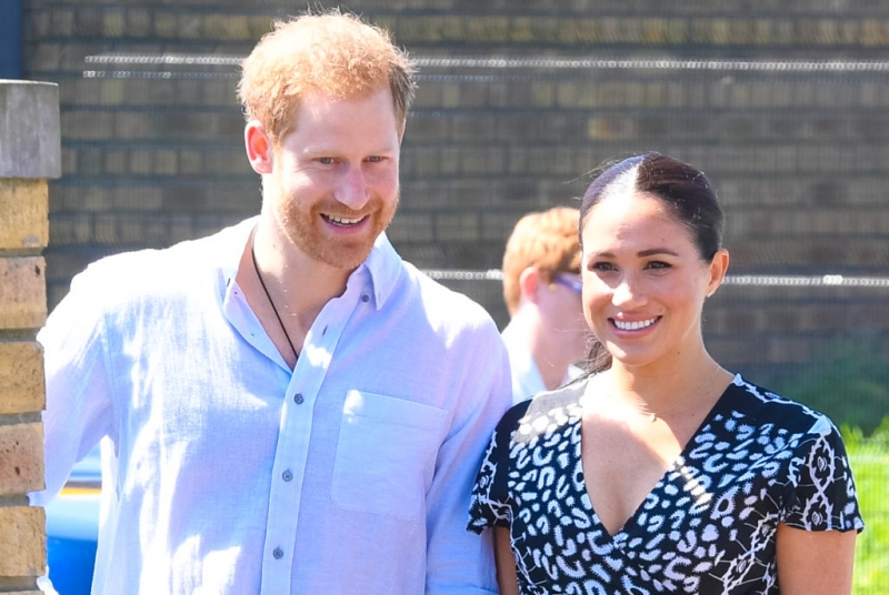 На прогулку с собаками: новый выход принца Гарри и Меган Маркл