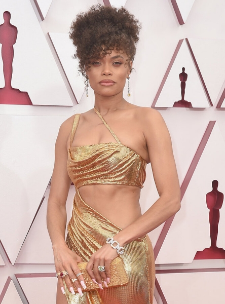 Нескучная классика и ногти-лопаты: какой маникюр сделали звезды для «Оскара»