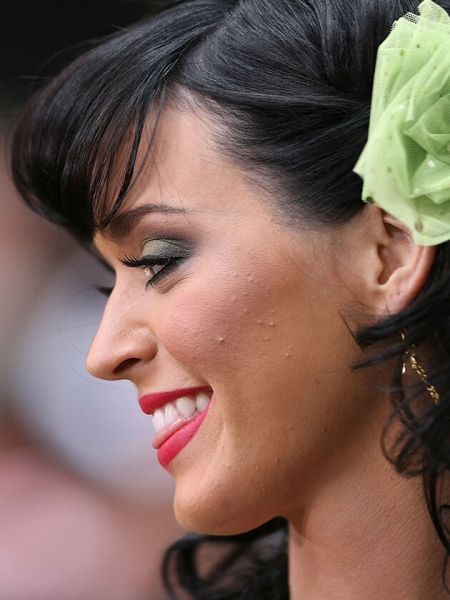 Ничего не помогает? 10 звезд, которые борются с проблемной кожей