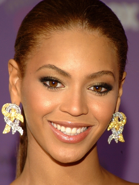 Ничего не помогает? 10 звезд, которые борются с проблемной кожей