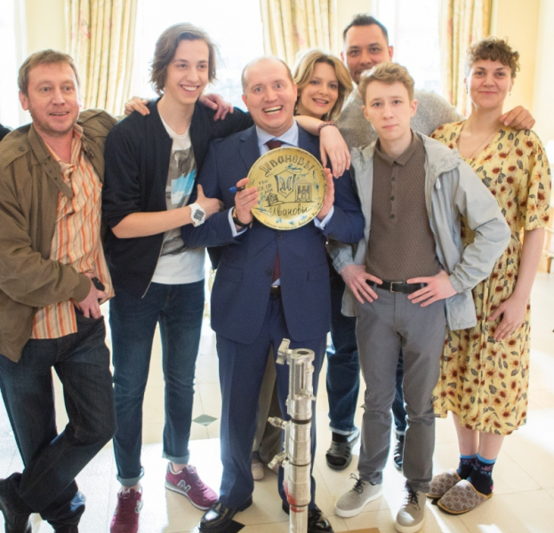 Новое поколение: звезда «Ивановых-Ивановых» Алексей Лукин о том, как бросил ГИТИС, о фанатках и первой рекламе «Доширака»