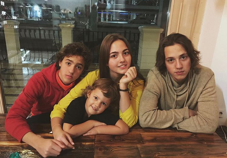 Новое поколение: звезда «Ивановых-Ивановых» Алексей Лукин о том, как бросил ГИТИС, о фанатках и первой рекламе «Доширака»