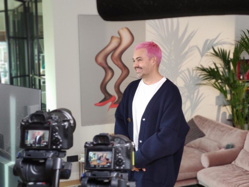 Об уходе за собой и модных лайфхаках: Александр Рогов запустил домашнее шоу