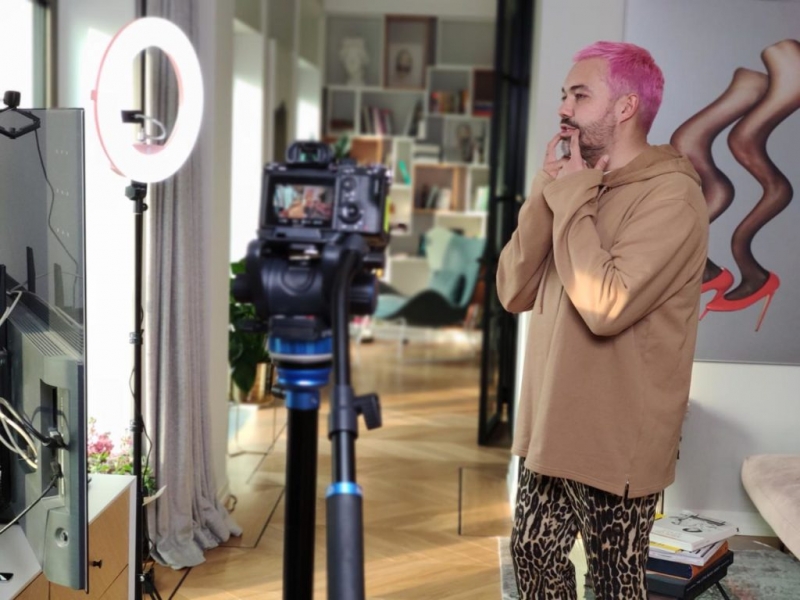 Об уходе за собой и модных лайфхаках: Александр Рогов запустил домашнее шоу