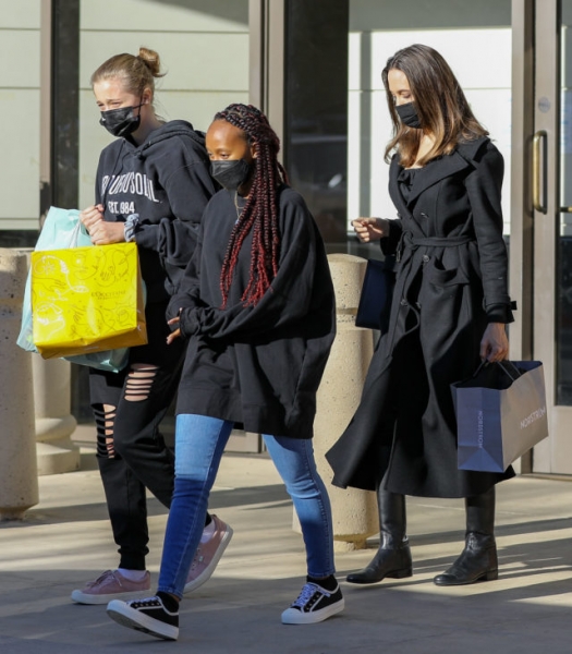 Обсуждают в Сети: дочь Анджелины Джоли ходит на костылях после новой операции