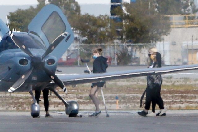 Обсуждают в Сети: дочь Анджелины Джоли ходит на костылях после новой операции