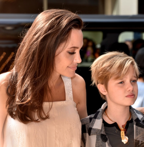 Обсуждают в Сети: дочь Анджелины Джоли ходит на костылях после новой операции