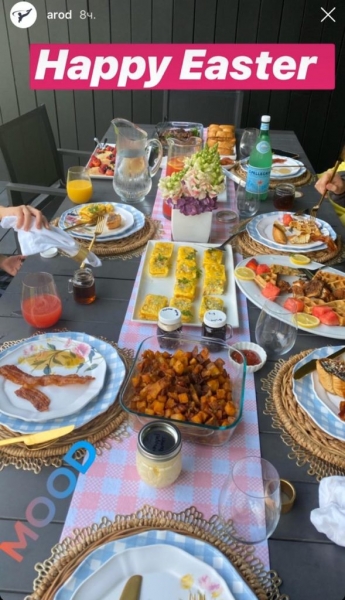 Пасхальные кролики и семейные снимки: как голливудские звезды отметили Пасху