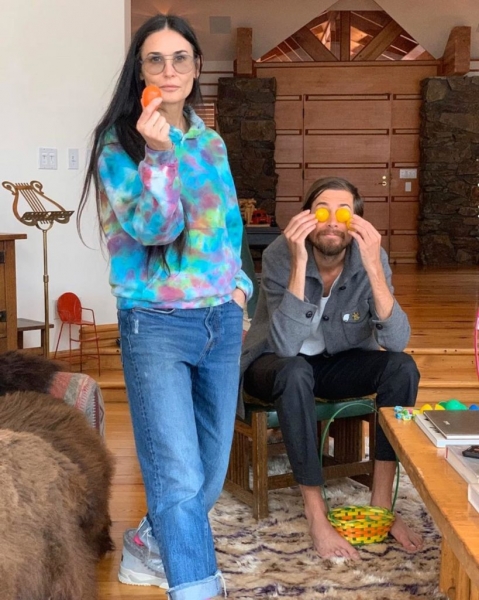 Пасхальные кролики и семейные снимки: как голливудские звезды отметили Пасху