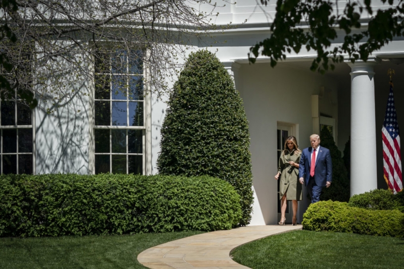Первый выход за месяц: Дональд и Мелания Трамп посадили дерево у Белого дома