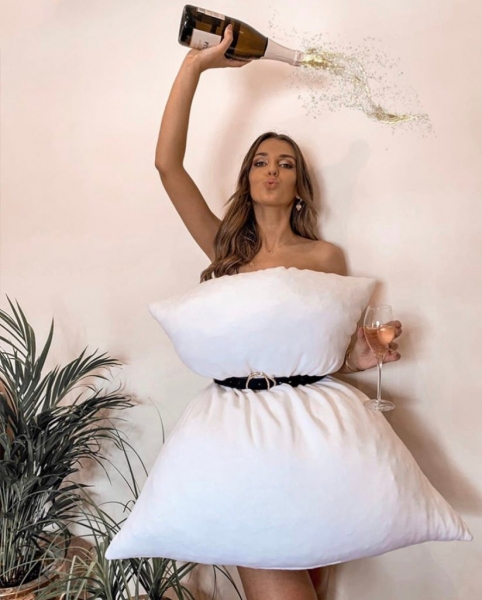 Платье из подушки: в Сети новый модный флешмоб - PEOPLETALK