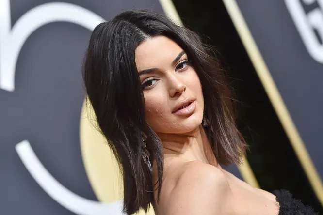 По стопам Кендалл Дженнер: причины и лечение акне во взрослом возрасте