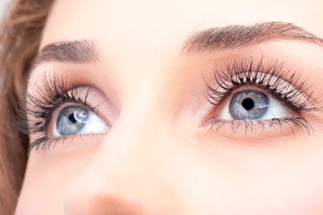 Почему выпадают ресницы и как отрастить их быстрее?
